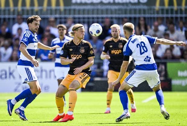 ZWOLLE - (lr) Kasper Dolberg of Ajax, Simon Graves of PEC Zwolle during the Dutch Eredivisie match between PEC Zwolle and AFC Ajax at the MAC3Park stadium on August 9, 2026 in Zwolle, the Netherlands. OLAF KRAAK ANP Eredivisie 2026 27 xVIxANPxSportx xxANPxIVx 565152960 originalFilename: 565152960.jpg