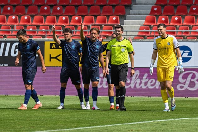 Fußball I Herren I Saison 2026-2027 I Regionalliga I 4. Spieltag I Hallescher FC - Chemnitzer FC I 09.08.2026 Roman Eppendorfer (25, Chemnitzer FC), Tom Baumgart (29, Chemnitzer FC), Dennis Slamar (21, Chemnitzer FC), Schiedsrichter Christoph Beblik, David Richter (1, Chemnitzer FC) kurz nach der Entscheidung auf Strafstoß für den Halleschen FC Halle (Saale) Leuna-Chemie-Stadion Sachsen-Anhalt Deutschland *** Soccer I Men s I 2026–2027 Season I Regionalliga I Matchday 4 I Hallescher FC vs. Chemnitzer FC I August 9, 2026 Roman Eppendorfer, 25, Chemnitzer FC; Tom Baumgart, 29, Chemnitzer FC; Dennis Slamar, 21, Chemnitzer FC, Referee Christoph Beblik, David Richter, 1, Chemnitzer FC, shortly after the penalty kick was awarded to Hallescher FC at the Halle Saale Leuna Chemie Stadium in Saxony-Anhalt, Germany Copyright: xLobeca InesxHähnelx