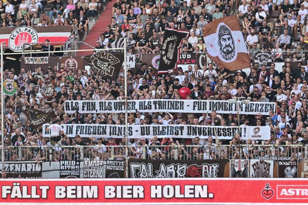 08.08.2026,GER Fußball, Männer, 2.BL, Spieltag 1, Saison 2026 2027, Hamburg, FC St. Pauli vs SpVgg Greuther Fürth Feature die Fans von Pauli zeigen Plakate DFB DFL regulations prohibit any use of photographs as image sequences and or quasi-video) Hamburg Millerntorstadion Hamburg Deutschland *** August 8, 2026, GER Soccer, Men, 2nd Division, Matchday 1, 2026–2027 Season, Hamburg, FC St. Pauli vs. SpVgg Greuther Fürth Feature: Pauli fans display posters. DFB and DFL regulations prohibit any use of photographs as image sequences and or quasi-video. Hamburg Millerntorstadion, Hamburg, Germany Copyright: xnordphotoxGmbH xWitkex