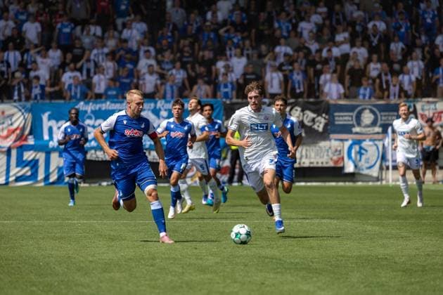 Fußball 3. Liga, Saison 2026 27, 1. Spieltag: TSG Hoffenheim 2 gegen Hansa Rostock***Valentin Lässig (6, Hoffenheim) gewinnt das Laufduell gegen Bernie Lennemann (7, Rostock) *** Soccer 3rd Division, 2026–27 Season, Matchday 1: TSG Hoffenheim 2 vs. Hansa Rostock***Valentin Lässig 6, Hoffenheim wins the footrace against Bernie Lennemann 7, Rostock Copyright: xUdoxHerrmannx
