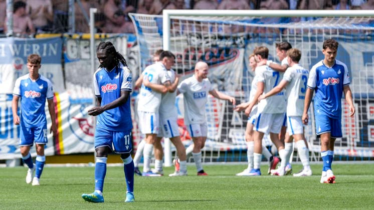v.li.: Matthew Moore (TSG II, 15), Blessing Makanda (TSG II, 17), Sean Dulic (TSG II, 3), Spieler der TSG 1899 Hoffenheim II (U23), enttäuscht schauend, Enttäuschung, Frustration, disappointed, pessimistisch, nach dem Gegentor zum 2:3, Action, Aktion, Spielszene, 09.08.2026, Sinsheim (Deutschland), Fussball, 3. Liga, TSG 1899 Hoffenheim II - Hansa Rostock, DFB DFL REGULATIONS PROHIBIT ANY USE OF PHOTOGRAPHS AS IMAGE SEQUENCES AND OR QUASI-VIDEO. *** From left: Matthew Moore (TSG II), 15, Blessing Makanda (TSG II), 17, Sean Dulic (TSG II), 3, players from TSG 1899 Hoffenheim II U23, looking disappointed, disappointment, frustration, pessimistic, after conceding the goal that made the score 2–3, action, game scene, August 9, 2026, Sinsheim, Germany, soccer, 3. Liga, TSG 1899 Hoffenheim II vs. Hansa Rostock, DFB and DFL regulations prohibit any use of photographs as image sequences and or quasi-video xozx