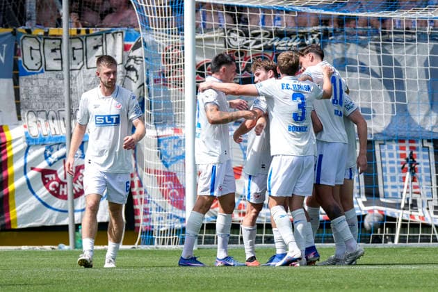 Spieler vom F.C. Hansa Rostock, jubeln über das Tor zum 2:3, Jubel, Torjubel, Torerfolg, celebrate the goal, goal, celebration, jubelt ueber das Tor, Freuen, Freude, freut sich, optimistisch, positiv, Spielszene, Highlight, Action, Aktion, 09.08.2026, Sinsheim (Deutschland), Fussball, 3. Liga, TSG 1899 Hoffenheim II - Hansa Rostock, DFB DFL REGULATIONS PROHIBIT ANY USE OF PHOTOGRAPHS AS IMAGE SEQUENCES AND OR QUASI-VIDEO. *** Players from F.C. Hansa Rostock celebrate the goal that made the score 2–3, Celebration, goal celebration, goal scored, celebrating the goal, goal, celebration, celebrating the goal, joy, happiness, happy, optimistic, positive, game scene, highlight, action, 09 08 2026, Sinsheim, Germany, soccer, 3rd Division, TSG 1899 Hoffenheim II vs. Hansa Rostock, DFB and DFL regulations prohibit any use of photographs as image sequences and or quasi-video xozx