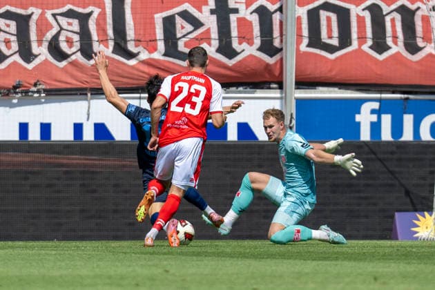 Regionalliga Nordost -Saison 26 27 Hallescher FC vs.Chemnitzer FC Halle, Deutschland 09.August 2026: Im Bild:v.li.Domenico Alberico (Chemnitz), Marius Hauptmann (Halle) und Torhueter Luca Bendel (Halle) Halle Saale Leuna Chemie Stadion Sachsen-Anhalt Deutschland *** Regionalliga Northeast, Season 26–27: Hallescher FC vs. Chemnitzer FC, Halle, Germany, August 9, 2026. Pictured, from left: Domenico Alberico (Chemnitz), Marius Hauptmann (Halle), and goalkeeper Luca Bendel (Halle). Halle-Saale Leuna Chemie Stadium, Saxony-Anhalt, Germany
