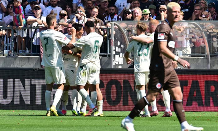 08.08.2026,GER Fußball, Männer, 2.BL, Spieltag 1, Saison 2026 2027, Hamburg, FC St. Pauli vs SpVgg Greuther Fürth Felix Klaus (Fürth 30) schiesst den Ausgleich zum 1-1 für Fürth und jubelt mit der Mannschaft DFB DFL regulations prohibit any use of photographs as image sequences and or quasi-video) Hamburg Millerntorstadion Hamburg Deutschland *** August 8, 2026, German Soccer, Men s, 2nd Division, Matchday 1, 2026–2027 Season, Hamburg, FC St. Pauli vs. SpVgg Greuther Fürth: Felix Klaus Fürth (30) scores the equalizer to make it 1–1 for Fürth and celebrates with the team. DFB and DFL regulations prohibit any use of photographs as image sequences and or quasi-video. Hamburg Millerntorstadion, Hamburg, Germany Copyright: xnordphotoxGmbH xWitkex