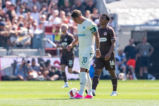 Felix Klaus (SpVgg Greuther Fuerth, 30) enttaeuscht Enttaeuschung, GER, FC St. Pauli vs. SpVgg Greuther Fuerth, Fussball, 2. Bundesliga, Spieltag 1, Saison 2026 2027, 09.08.2026 DFL REGULATIONS PROHIBIT ANY USE OF PHOTOGRAPHS AS IMAGE SEQUENCES AND OR QUASI-VIDEO GER, FC St. Pauli vs. SpVgg Greuther Fuerth, Fussball, 2. Bundesliga, Spieltag 1, Saison 2026 2027, 09.08.2026 Hamburg *** Felix Klaus, SpVgg Greuther Fürth, 30, disappointed, GER, FC St. Pauli vs. SpVgg Greuther Fürth, soccer, 2. Bundesliga, Matchday 1, 2026–2027 season, August 9, 2026 DFL regulations prohibit any use of photographs as image sequences and or quasi-video, GER, FC St. Pauli vs. SpVgg Greuther Fürth, Soccer, 2. Bundesliga, Matchday 1, 2026–2027 Season, August 9, 2026, Hamburg Copyright: xEibner-Pressefoto MaxxVincenx EP_MVN