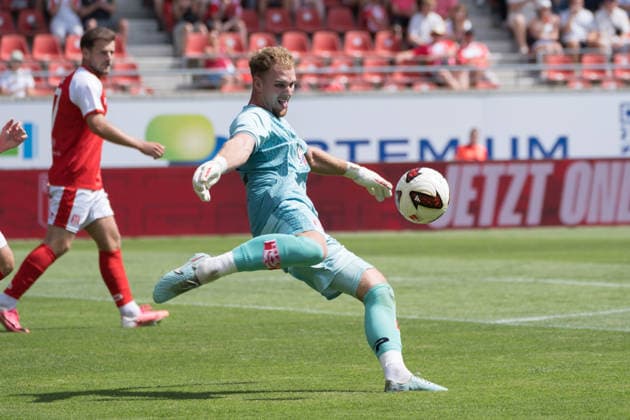 Torwart Luca Bendel (HFC, 32), Abschlag, Hallescher FC vs. Chemnitzer FC, Fussball, Regionalliga Nordost, 4. Spieltag, Saison 2026 27, 09.08.2026 Halle Leuna Chemie Stadion ST Deutschland *** Goalkeeper Luca Bendel (HFC), 32, goal kick, Hallescher FC vs. Chemnitzer FC, soccer, Northeast Regional League, Matchday 4, 2026–27 season, September 8, 2026, Halle Leuna Chemie Stadium, ST Germany