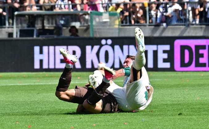 08.08.2026,GER Fußball, Männer, 2.BL, Spieltag 1, Saison 2026 2027, Hamburg, FC St. Pauli vs SpVgg Greuther Fürth Arkadiusz Pyrka (Pauli 11) foult Felix Klaus (Fürth 30) DFB DFL regulations prohibit any use of photographs as image sequences and or quasi-video) Hamburg Millerntorstadion Hamburg Deutschland *** August 8, 2026, German Soccer, Men s, 2nd Division, Matchday 1, 2026–2027 Season, Hamburg, FC St. Pauli vs. SpVgg Greuther Fürth: Arkadiusz Pyrka (Pauli, 11) fouls Felix Klaus (Fürth, 30). DFB and DFL regulations prohibit any use of photographs as image sequences and or quasi-video. Hamburg Millerntorstadion, Hamburg, Germany Copyright: xnordphotoxGmbH xWitkex
