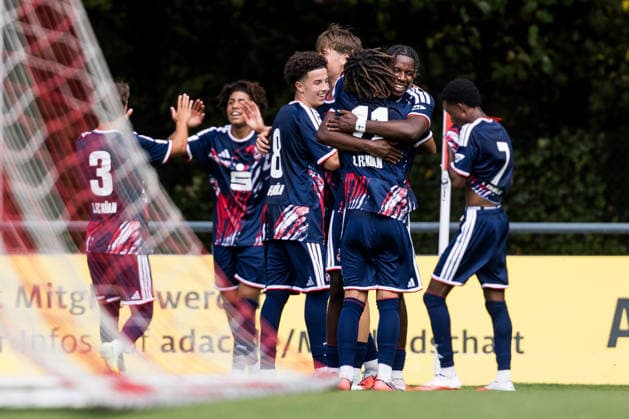 U17, U 17 DFB-Nachwuchsliga: 1. FC Köln vs. SV Sandhausen; 09.08.2026 KÖLN, GERMANY - AUGUST 09: Jubel zum 1:0 durch Isaiah Amani Izuagie (1. FC Köln, 9), Tor, Torjubel während dem 1. Spieltag der Vorrunde Gruppe E - U17 DFB-Nachwuchsliga zwischen 1. FC Köln vs. SV Sandhausen am Geissbockheim Platz 7 am 09. August 2026 in Köln, Deutschland. *** U17 DFB Youth League: 1. FC Köln vs. SV Sandhausen, August 9, 2026, Cologne, Germany. Celebrations following Isaiah Amani Izuagie’s 1-0 goal for 1. FC Köln, 9, goal, goal celebration during Matchday 1 of the preliminary round, Group E, of the U17 DFB Youth League between 1 FC Köln and SV Sandhausen at Geissbockheim Field 7 on August 9, 2026, in Cologne, Germany Copyright: xBEAUTIFULxSPORTS Wunderlx