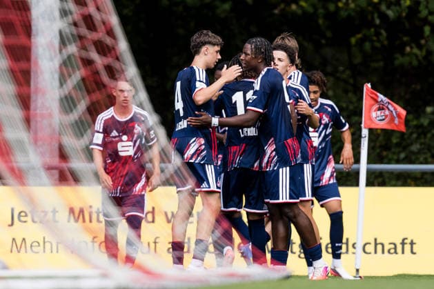 U17, U 17 DFB-Nachwuchsliga: 1. FC Köln vs. SV Sandhausen; 09.08.2026 KÖLN, GERMANY - AUGUST 09: Jubel zum 1:0 durch Isaiah Amani Izuagie (1. FC Köln, 9), Tor, Torjubel während dem 1. Spieltag der Vorrunde Gruppe E - U17 DFB-Nachwuchsliga zwischen 1. FC Köln vs. SV Sandhausen am Geissbockheim Platz 7 am 09. August 2026 in Köln, Deutschland. *** U17 DFB Youth League: 1. FC Köln vs. SV Sandhausen, August 9, 2026, Cologne, Germany. August 9: Celebrations following Isaiah Amani Izuagie’s 1-0 goal for 1. FC Köln, 9, goal, goal celebration during Matchday 1 of the preliminary round, Group E, of the U17 DFB Youth League between 1 FC Köln and SV Sandhausen at Geissbockheim Field 7 on August 9, 2026, in Cologne, Germany Copyright: xBEAUTIFULxSPORTS Wunderlx