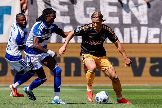 ZWOLLE , 09-08-2026 , MAC3park stadion , season 2026 2027 , Dutch Eredivisie football , match between PEC Zwolle and Ajax , picture shows PEC Zwolle player Ibrahim Cissoko challenges Ajax player Kasper Dolberg PEC - Ajax  x205580465x Copyright:
