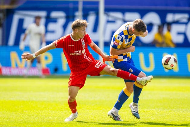 Jena , 090826, Fussball Regionalliga , FC Carl-Zeiss Jena - Rot Weiß Erfurt im Bild: Luca Wollschläger (Jena) gegen Laurenz Dehl (Erfurt) *** Jena, 08 26 2009, Regional Soccer League, FC Carl Zeiss Jena vs. Rot-Weiß Erfurt; Pictured: Luca Wollschläger (Jena) vs. Laurenz Dehl (Erfurt)