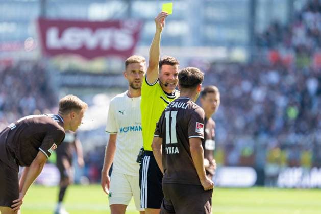 Gelbe Karte von Harm Osmers (Schiedsrichter) an Arkadiusz Pyrka (FC St. Pauli, 11), GER, FC St. Pauli vs. SpVgg Greuther Fuerth, Fussball, 2. Bundesliga, Spieltag 1, Saison 2026 2027, 09.08.2026 DFL REGULATIONS PROHIBIT ANY USE OF PHOTOGRAPHS AS IMAGE SEQUENCES AND OR QUASI-VIDEO GER, FC St. Pauli vs. SpVgg Greuther Fuerth, Fussball, 2. Bundesliga, Spieltag 1, Saison 2026 2027, 09.08.2026 Hamburg *** Yellow card shown by referee Harm Osmers to Arkadiusz Pyrka of FC St. Pauli, 11, GER, FC St. Pauli vs. SpVgg Greuther Fürth, Soccer, 2. Bundesliga, Matchday 1, 2026–2027 season, August 9, 2026 DFL regulations prohibit any use of photographs as image sequences and or quasi-video, GER, FC St. Pauli vs. SpVgg Greuther Fürth, Soccer, 2. Bundesliga, Matchday 1, 2026–2027 Season, August 9, 2026, Hamburg Copyright: xEibner-Pressefoto MaxxVincenx EP_MVN