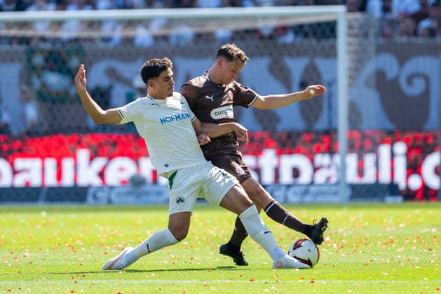 Aaron Keller (SpVgg Greuther Fuerth, 11) im Zweikampf gegen Martijn Kaars (FC St. Pauli, 19), GER, FC St. Pauli vs. SpVgg Greuther Fuerth, Fussball, 2. Bundesliga, Spieltag 1, Saison 2026 2027, 09.08.2026 DFL REGULATIONS PROHIBIT ANY USE OF PHOTOGRAPHS AS IMAGE SEQUENCES AND OR QUASI-VIDEO GER, FC St. Pauli vs. SpVgg Greuther Fuerth, Fussball, 2. Bundesliga, Spieltag 1, Saison 2026 2027, 09.08.2026 Hamburg *** Aaron Keller (SpVgg Greuther Fürth), No. 11, in a tackle against Martijn Kaars (FC St. Pauli), No. 19, GER, FC St. Pauli vs. SpVgg Greuther Fürth, Soccer, 2. Bundesliga, Matchday 1, 2026–2027 Season, August 9, 2026 DFL regulations prohibit any use of photographs as image sequences and or quasi-video, GER, FC St. Pauli vs. SpVgg Greuther Fürth, Soccer, 2. Bundesliga, Matchday 1, 2026–2027 Season, August 9, 2026, Hamburg Copyright: xEibner-Pressefoto MaxxVincenx EP_MVN