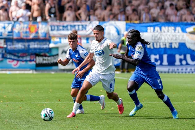 v.li.: Matthew Moore (TSG II, 15), Ouassim Karada (Rostock, 8), Blessing Makanda (TSG II, 17), Zweikampf, Spielszene, Duell, duel, tackle, tackling, Dynamik, Action, Aktion, 09.08.2026, Sinsheim (Deutschland), Fussball, 3. Liga, TSG 1899 Hoffenheim II - Hansa Rostock, DFB DFL REGULATIONS PROHIBIT ANY USE OF PHOTOGRAPHS AS IMAGE SEQUENCES AND OR QUASI-VIDEO. *** From left: Matthew Moore (TSG II), 15; Ouassim Karada (Rostock), 8; Blessing Makanda (TSG II), 17; tackle, game scene, duel, tackle, tackling, dynamics, action, 09 08 2026, Sinsheim, Germany, soccer, 3. Liga, TSG 1899 Hoffenheim II vs. Hansa Rostock, DFB and DFL regulations prohibit any use of photographs as image sequences and or quasi-video xozx