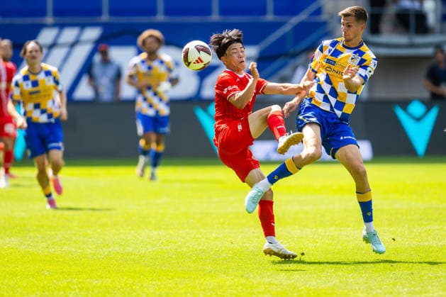 Jena , 090826, Fussball Regionalliga , FC Carl-Zeiss Jena - Rot Weiß Erfurt im Bild: Moritz Fritz (Jena) gegen Hinata Gonda (Erfurt) *** Jena, August 26, 2009, Regional Soccer League, FC Carl Zeiss Jena vs. Rot-Weiß Erfurt; pictured: Moritz Fritz (Jena) vs. Hinata Gonda (Erfurt)
