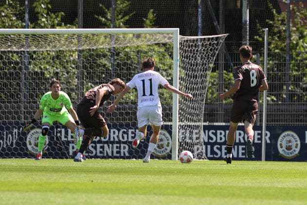 Fußball I Herren I Saison 2026 2027 I Regionalliga Nord I 2.Spieltag I FC St.Pauli II - Bremer SV I 09.08.2026 Niklas Petzsch (1, FC St.Pauli II) Jannik Robatsch (24, FC St.Pauli II) Bastian Redecker (11, Bremer SV) auf dem Weg zum 0-1, Mats Herrmann (8, FC St.Pauli II) Norderstedt Edmund Plambeck Stadion Schleswig-Holstein Deutschland *** Soccer I Men s I 2026–2027 Season I Regionalliga Nord I Matchday 2 I FC St. Pauli II vs. Bremer SV I August 9, 2026 Niklas Petzsch 1, FC St. Pauli II Jannik Robatsch 24, FC St. Pauli II Bastian Redecker 11, Bremer SV on their way to a 0–1 victory, Mats Herrmann 8, FC St. Pauli II, Norderstedt, Edmund Plambeck Stadium, Schleswig-Holstein, Germany Copyright: xLobeca RalfxHomburgx