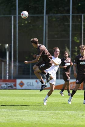 Fußball I Herren I Saison 2026 2027 I Regionalliga Nord I 2.Spieltag I FC St.Pauli II - Bremer SV I 09.08.2026 Mats Herrmann (8, FC St.Pauli II) Bastian Redecker (11, Bremer SV) Norderstedt Edmund Plambeck Stadion Schleswig-Holstein Deutschland *** Soccer I Men s I 2026–2027 Season I Regionalliga Nord I Matchday 2 I FC St. Pauli II vs. Bremer SV I August 9, 2026 Mats Herrmann 8, FC St. Pauli II Bastian Redecker 11, Bremer SV Norderstedt Edmund Plambeck Stadium Schleswig-Holstein Germany Copyright: xLobeca RalfxHomburgx