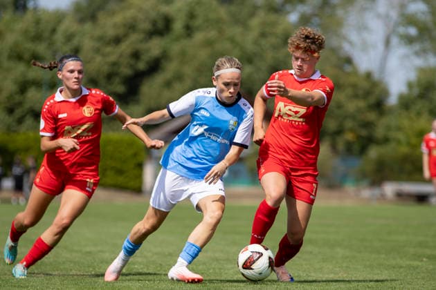 KOWO Sommercup 2026: Chemnitzer FC vs. 1. FFV Erfurt; Erfurt; 09.08.2026 Yella Mihalyi ( 8; Chemnitzer FC) gegen Anna Mittelsdorf ( 7; 1. FFV Erfurt) KOWO Sommercup 2026: Chemnitzer FC vs. 1. FFV Erfurt; Sportforum Johannesplatz Erfurt; 09.08.2026 *** KOWO Summer Cup 2026 Chemnitzer FC vs. 1 FFV Erfurt Erfurt August 9, 2026 Yella Mihalyi 8 Chemnitzer FC vs. Anna Mittelsdorf 7 1 FFV Erfurt KOWO Summer Cup 2026 Chemnitzer FC vs. 1 FFV Erfurt Sportforum Johannesplatz, Erfurt, August 9, 2026 Copyright: xBEAUTIFULxSPORTS Duehringx