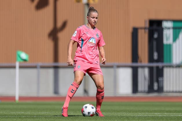 Michelle Ulbrich (SV Werder Bremen, 5) am Ball, Freisteller, Einzelbild, Ganzkörper, Aktion, Action, Spielszene, 09.08.2026, Bremen (Deutschland), Fussball, Testspiel Frauen, SV Werder Bremen - VfL Wolfsburg *** Michelle Ulbrich, SV Werder Bremen, No. 5 with the ball, isolated shot, single frame, full body, action, game scene, August 9, 2026, Bremen, Germany, soccer, women s friendly match, SV Werder Bremen vs. VfL Wolfsburg xobx