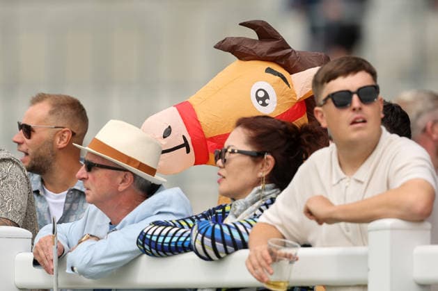 REPRO FREE *PRESS RELEASE NO REPRODUCTION FEE* EDITORIAL USE ONLY August Series Keeneland Phoenix Stakes, Curragh Racecourse, Kildare 9 8 2026 Racegoers watching the second race Racegoers watching the second race 9 8 2026  Copyright: xBryanxKeanex BK1_6447 copy