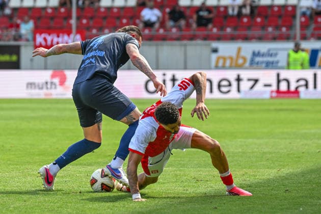 Fußball I Herren I Saison 2026-2027 I Regionalliga I 4. Spieltag I Hallescher FC - Chemnitzer FC I 09.08.2026 Zweikampf Jan Löhmannsröben (4, Chemnitzer FC), Stanley Ratifo (30, Hallescher FC) Halle (Saale) Leuna-Chemie-Stadion Sachsen-Anhalt Deutschland *** Soccer I Men s I 2026–2027 Season I Regionalliga I Matchday 4 I Hallescher FC vs. Chemnitzer FC I August 9, 2026, Tackle: Jan Löhmannsröben 4, Chemnitzer FC, Stanley Ratifo 30, Hallescher FC, Halle Saale Leuna Chemie Stadium, Saxony-Anhalt, Germany Copyright: xLobeca InesxHähnelx