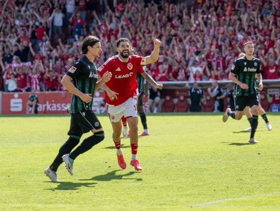 Fussball, Herren, Saison 2026 2027, 2. Bundesliga (1. Spieltag), FC Energie Cottbus - Hannover 96, Tolcay Cigerci (Energie Cottbus), Jubel nach Tor zum 2:1, links Jean Hugonet (Hannover), 09.08. 2026, *** Soccer, Men s, 2026–2027 Season, 2. Bundesliga, Matchday 1, FC Energie Cottbus vs. Hannover 96, Tolcay Cigerci (Energie Cottbus), Celebrating the 2–1 goal; on the left, Jean Hugonet (Hannover), August 9, 2026, Copyright: xSebastianxRäppold MatthiasxKochx