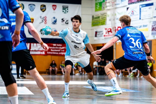 09.08.2026, xdobgx, Handball Heide-Cup 2026, VfL Gummersbach - Mors Thy Handbold v.l. Nikola RoganoviÄ‡ (VfL Gummersbach, 23) am Ball, plays the ball, Silas Overby (Mors-Thy Handbold, 36) Schneverdingen *** August 9, 2026, xdobgx, Heide Cup 2026 Handball Tournament, VfL Gummersbach vs. Mors Thy Handbold; from left: Nikola Roganovic (VfL Gummersbach), 23 with the ball, plays the ball; Silas Overby (Mors Thy Handbold), 36 Schneverdingen