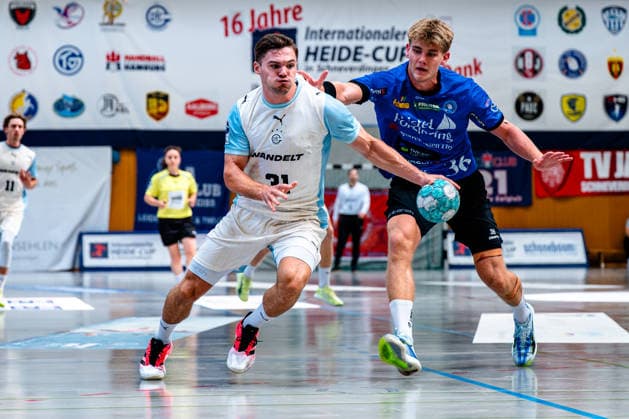 09.08.2026, xdobgx, Handball Heide-Cup 2026, VfL Gummersbach - Mors Thy Handbold v.l. Kay Smits (VfL Gummersbach, 31) am Ball, plays the ball, Silas Overby (Mors-Thy Handbold, 36) Schneverdingen *** August 9, 2026, xdobgx, 2026 Heide Cup Handball Tournament, VfL Gummersbach vs. Mors Thy Handbold, with Kay Smits of VfL Gummersbach, No. 31 on the ball, plays the ball; Silas Overby of Mors Thy Handbold, No. 36, Schneverdingen