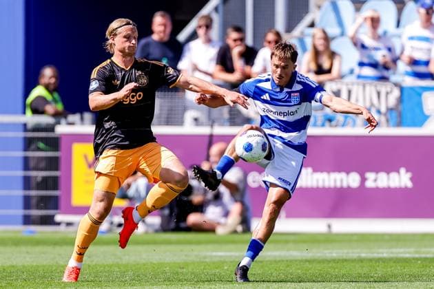 ZWOLLE , 09-08-2026 , MAC3park stadion , season 2026 2027 , Dutch Eredivisie football , match between PEC Zwolle and Ajax , picture shows Ajax player Kasper Dolberg and PEC Zwolle player Ryan Thomas battle for the ball PEC - Ajax  x205581096x Copyright:
