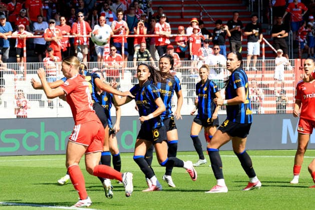 09.08.2026, GER Deutschland, Fussball, 1.Frauen-Fussballbundesliga, 202672027, Alte Foersterei, 1.FC Union vs. Inter Mailand Samantha Steuerwald (1.FC Union Berlin 19), Inter Mailand-Spielerinkreis 1. Liga: DFB DFL regulations prohibit any use of photographs as image sequences and or quasi-video) Berlin Stadion Alte Foersterei Berlin Deutschland *** August 9, 2026, GER Germany, Soccer, Women s Bundesliga 1, 2026–2027, Alte Foersterei, 1. FC Union vs. Inter Milan, Samantha Steuerwald, 1. FC Union Berlin 19, Inter Milan players circle, 1st Division, DFB, DFL regulations prohibit any use of photographs as image sequences and or quasi-video, Berlin, Alte Foersterei Stadium, Berlin, Germany Copyright: xNordphotox xEnglerx