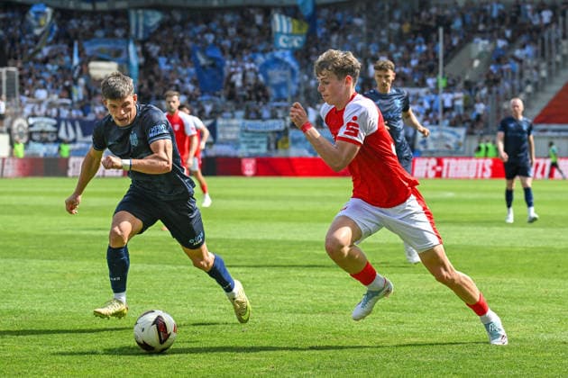Fußball I Herren I Saison 2026-2027 I Regionalliga I 4. Spieltag I Hallescher FC - Chemnitzer FC I 09.08.2026 Laufduell um den Ball Roman Eppendorfer (25, Chemnitzer FC) und Felix Langhammer (34, Hallescher FC) Halle (Saale) Leuna-Chemie-Stadion Sachsen-Anhalt Deutschland *** Soccer I Men’s I 2026–2027 Season I Regionalliga I Matchday 4 I Hallescher FC vs. Chemnitzer FC I August 9, 2026 A sprint duel for the ball: Roman Eppendorfer (25), Chemnitzer FC, and Felix Langhammer (34), Hallescher FC, Halle Saale Leuna Chemie Stadium, Saxony-Anhalt, Germany Copyright: xLobeca InesxHähnelx