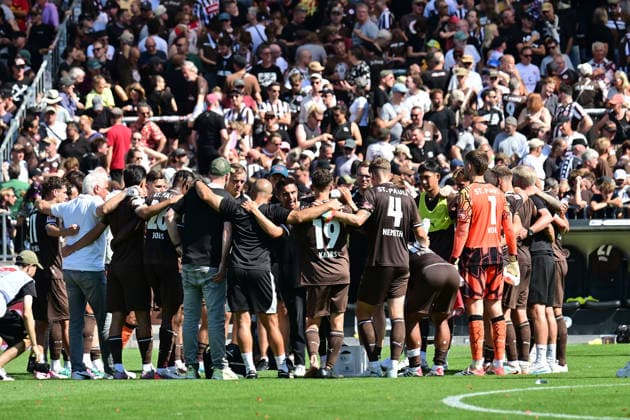 08.08.2026,GER Fußball, Männer, 2.BL, Spieltag 1, Saison 2026 2027, Hamburg, FC St. Pauli vs SpVgg Greuther Fürth Trainer Marcel Rapp (Pauli) spricht mit seiner Mannschaft nach dem Spiel DFB DFL regulations prohibit any use of photographs as image sequences and or quasi-video) Hamburg Millerntorstadion Hamburg Deutschland *** August 8, 2026, GER Soccer, Men, 2nd Division, Matchday 1, 2026–2027 Season, Hamburg, FC St. Pauli vs. SpVgg Greuther Fürth Coach Marcel Rapp of St. Pauli speaks with his team after the game. DFB and DFL regulations prohibit any use of photographs as image sequences and or quasi-video. Hamburg Millerntorstadion, Hamburg, Germany Copyright: xnordphotoxGmbH xWitkex