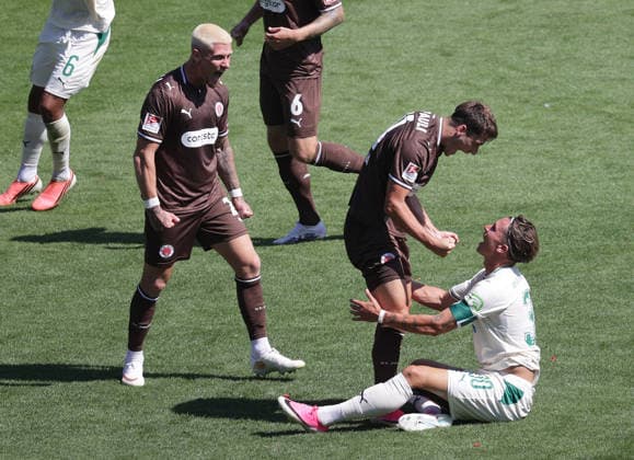 Arkadiusz Pyrka (St. Pauli), Felix Klaus (SpVgg Greuther Fuerth) Fussball, 2.Liga, Saison 2026-2027 Herren, FC St.Pauli gegen Greuther Fuerth, 1-1 DFL REGULATIONS PROHIBIT ANY USE OF PHOTOGRAPHS AS IMAGE SEQUENCES AND OR QUASI-VIDEO. *** Arkadiusz Pyrka, St. Pauli; Felix Klaus, SpVgg Greuther Fürth; Soccer, 2nd Division, 2026–2027 Men’s Season, FC St. Pauli vs. Greuther Fürth, 1–1. DFL regulations prohibit any use of photographs as image sequences and or quasi-video.