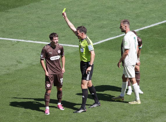 Schiedsrichter Harm Osmers zeigt Arkadiusz Pyrka (St. Pauli) die gelbe Karte Fussball, 2.Liga, Saison 2026-2027 Herren, FC St.Pauli gegen Greuther Fuerth, 1-1 DFL REGULATIONS PROHIBIT ANY USE OF PHOTOGRAPHS AS IMAGE SEQUENCES AND OR QUASI-VIDEO. *** Referee Harm Osmers shows Arkadiusz Pyrka of St. Pauli a yellow card. Soccer, 2nd Division, 2026–2027 Men’s Season, FC St. Pauli vs. Greuther Fürth, 1–1. DFL regulations prohibit any use of photographs as image sequences and or quasi-video.