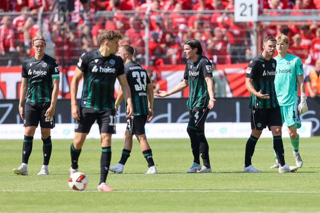 09.08.2026, xtgx, Fussball - 2.Bundesliga Energie Cottbus - Hannover 96 emspor, v.l. Stefan Teitur Thordarson (Hannover, 23), Maurice Neubauer (Hannover, 33), Jean Hugonet (Hannover, 4), Pascal Loretz (Hannover, 1) enttaeuscht, schaut enttaeuscht, niedergeschlagen, disappointed (DFL DFB REGULATIONS PROHIBIT ANY USE OF PHOTOGRAPHS as IMAGE SEQUENCES and or QUASI-VIDEO) Cottbus *** August 9, 2026, xtgx, Soccer 2. Bundesliga Energie Cottbus Hannover 96 emspor, from left: Stefan Teitur Thordarson (Hannover, 23), Maurice Neubauer (Hannover), 33, Jean Hugonet, Hannover, 4, Pascal Loretz, Hannover, 1, disappointed, looking disappointed, dejected, disappointed DFL DFB REGULATIONS PROHIBIT ANY USE OF PHOTOGRAPHS AS IMAGE SEQUENCES AND OR QUASI-VIDEO Cottbus