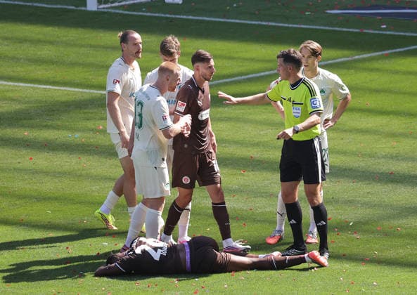 Zusammenprall, Duell zwischen Jannis Heuer (SpVgg Greuther Fuerth) und Ricky-Jade Jones (St. Pauli) im Strafraum, Schiedsrichter Harm Osmers Fussball, 2.Liga, Saison 2026-2027 Herren, FC St.Pauli gegen Greuther Fuerth, 1-1 DFL REGULATIONS PROHIBIT ANY USE OF PHOTOGRAPHS AS IMAGE SEQUENCES AND OR QUASI-VIDEO. *** Clash, duel between Jannis Heuer of SpVgg Greuther Fürth and Ricky Jade Jones of St. Pauli in the penalty area; referee Harm Osmers; soccer, 2nd Division, 2026–2027 men’s season, FC St. Pauli vs. Greuther Fürth, 1–1. DFL regulations prohibit any use of photographs as image sequences and or quasi-video.