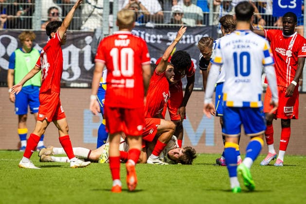 Jena , 090826, Fussball Regionalliga , FC Carl-Zeiss Jena - Rot Weiß Erfurt im Bild: Torwart Lorenz Otto (Erfurt) stößt mit Manasse Eshele (Jena) zusammen *** Jena, August 26, 2009, Regional Soccer League, FC Carl Zeiss Jena vs. Rot-Weiß Erfurt: In the photo, Erfurt goalkeeper Lorenz Otto collides with Jena s Manasse Eshele