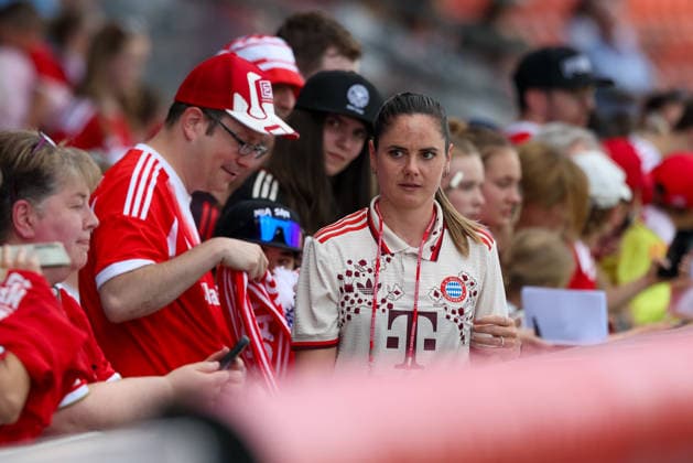 Sarah Zadrazil (FC Bayern Muenchen, 25) mit Fans vor dem Spiel, GER, FC Bayern Muenchen vs. Paris FC, Fussball, Testspiel, Saison 2026 2027, 09.08.2026, GER, FC Bayern Muenchen vs. Paris FC, Fussball, Testspiel, Saison 2026 2027, 09.08.2026 Unterhaching *** Sarah Zadrazil of FC Bayern Munich, 25, with fans before the game, GER, FC Bayern Munich vs. Paris FC, soccer, friendly match, 2026–2027 season, August 9, 2026, GER, FC Bayern Munich vs. Paris FC, soccer, friendly match, 2026–2027 season, August 9, 2026, Unterhaching Copyright: xEibner-Pressefoto JennixMaulx EP_JML