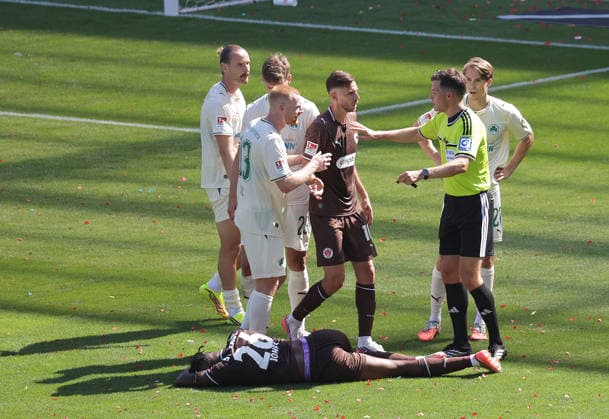 Schiedsrichter Harm Osmers, Zusammenprall, Duell zwischen Jannis Heuer (SpVgg Greuther Fuerth) und Ricky-Jade Jones (St. Pauli) im Strafraum Fussball, 2.Liga, Saison 2026-2027 Herren, FC St.Pauli gegen Greuther Fuerth, 1-1 DFL REGULATIONS PROHIBIT ANY USE OF PHOTOGRAPHS AS IMAGE SEQUENCES AND OR QUASI-VIDEO. *** Referee Harm Osmers, collision, tackle between Jannis Heuer (SpVgg Greuther Fürth) and Ricky Jade Jones (St. Pauli) in the penalty area; soccer, 2. Bundesliga, 2026–2027 men’s season, FC St. Pauli vs. Greuther Fürth, 1–1. DFL regulations prohibit any use of photographs as image sequences and or quasi-video.