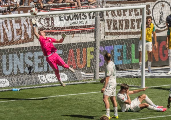 FC St Pauli vs SPVGG Greuther Fürth 1:1 09.08.2026 Millerntor Stadion, BundesLigaspiel, 2. Bundesliga, FC St Pauli vs SPVGG Greuther Fürth 1:1 im Bild: Torhüter Florian Hellstern SPVGG Greuther Fürth in Aktion Â *** FC St. Pauli vs. SPVGG Greuther Fürth 1–1, August 9, 2026, Millerntor Stadium, Bundesliga match, 2. Bundesliga, FC St. Pauli vs. SPVGG Greuther Fürth 1–1 in pictures: Goalkeeper Florian Hellstern of SPVGG Greuther Fürth in action Â 