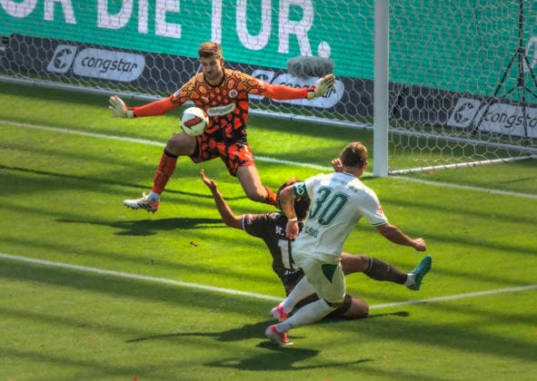 FC St Pauli vs SPVGG Greuther Fürth 1:1 09.08.2026 Millerntor Stadion, BundesLigaspiel, 2. Bundesliga, FC St Pauli vs SPVGG Greuther Fürth 1:1 im Bild: Felix Klaus SPVGG Greuther Fürth Schuss auf Tor wird vorn Ben Voll FC St Pauli parriert Â *** FC St. Pauli vs. SPVGG Greuther Fürth 1–1, August 9, 2026, Millerntor Stadium, Bundesliga match, 2. Bundesliga, FC St. Pauli vs. SPVGG Greuther Fürth 1–1: Photo by Felix Klaus—SPVGG Greuther Fürth’s shot on goal is blocked by Ben Voll of FC St. Pauli up front Â 