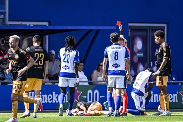 ZWOLLE - Sherel Floranus of PEC Zwolle receives a red card from referee Jannick van der Laan during the Dutch Eredivisie match between PEC Zwolle and AFC Ajax at the MAC3Park stadium on August 9, 2026 in Zwolle, the Netherlands. OLAF KRAAK ANP Eredivisie 2026 27 xVIxANPxSportx xxANPxIVx 565156728 originalFilename: 565156728.jpg
