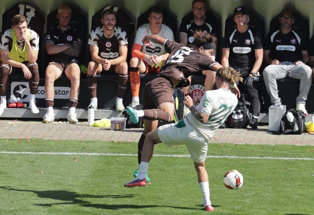 Tomoya Ando (St. Pauli), Mika Wallentowitz (SpVgg Greuther Fuerth) Fussball, 2.Liga, Saison 2026-2027 Herren, FC St.Pauli gegen Greuther Fuerth, 1-1 DFL REGULATIONS PROHIBIT ANY USE OF PHOTOGRAPHS AS IMAGE SEQUENCES AND OR QUASI-VIDEO. *** Tomoya Ando, St. Pauli; Mika Wallentowitz, SpVgg Greuther Fürth; Soccer, 2nd Division, 2026–2027 Men’s Season, FC St. Pauli vs. Greuther Fürth, 1–1. DFL regulations prohibit any use of photographs as image sequences and or quasi-video.