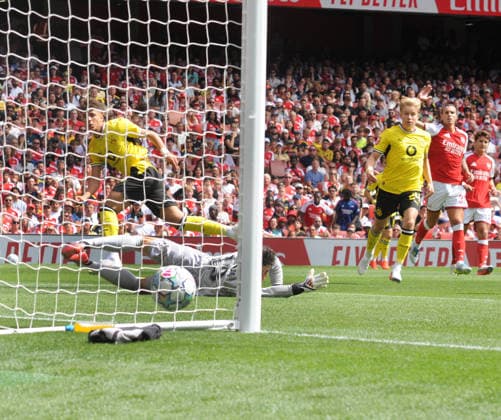 Football - 2026 Emirates Cup (pre-season friendly) - Arsenal vs. Borussia Dortmund - Emirates Stadium - Sunday 9th August 2026 Samuele Inacio of Borussia Dortmund scores goal no 1 past goalkeeper, Kepa Arrizabalaga 