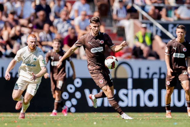 Hamburg, 9. August 2026 - Fußball, 2. Bundesliga 2026 27, FC St. Pauli - SpVgg Greuther Fürth: Branimir Hrgota (FC St. Pauli, 10) DFL REGULATIONS PROHIBIT ANY USE OF PHOTOGRAPHS AS IMAGE SEQUENCES AND OR QUASI-VIDEO. *** Hamburg, August 9, 2026 Soccer, 2026–27 2. Bundesliga, FC St. Pauli vs. SpVgg Greuther Fürth, Branimir Hrgota, FC St. Pauli, 10. DFL regulations prohibit any use of photographs as image sequences and or quasi-video.