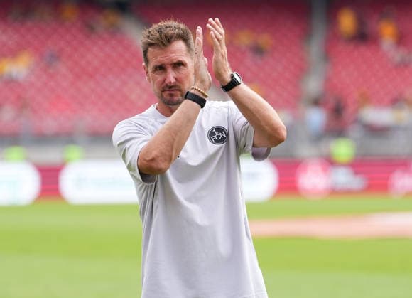 Miroslav Klose (1. FC Nuernberg, Cheftrainer) klatscht nach dem Spiel den Zuschauern Beifall. GER, 1. FC Nürnberg vs SG Dynamo Dresden, 2. Bundesliga, 1. Spieltag, Saison 2026-27, Max-Morlock-Stadion, Nürnberg, 09.08.2026 DFL REGULATIONS PROHIBIT ANY USE OF PHOTOGRAPHS AS IMAGE SEQUENCES AND OR QUASI-VIDEO Foto: HMB Media Scott W. Coleman Nürnberg Max-Morlock-Stadion Bayern GER Copyright: xScottxW.xColemanx