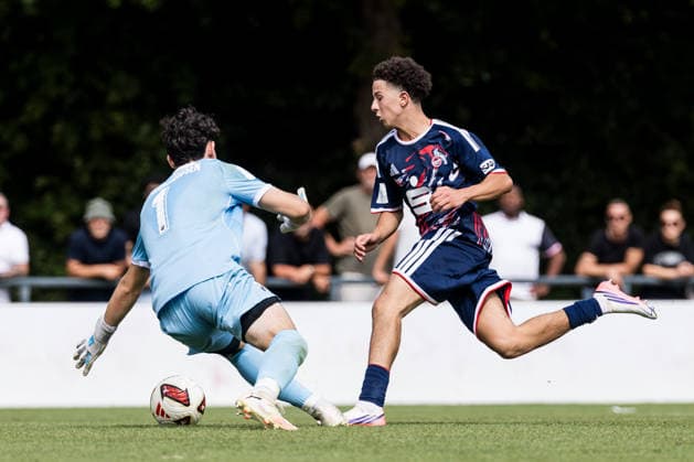 U17, U 17 DFB-Nachwuchsliga: 1. FC Köln vs. SV Sandhausen; 09.08.2026 KÖLN, GERMANY - AUGUST 09: Yassin Tollih (1. FC Köln, 8) im Zweikampf gegen Riccardo Moro (SV Sandhausen, 1) - Elfmeterfoul - während dem 1. Spieltag der Vorrunde Gruppe E - U17 DFB-Nachwuchsliga zwischen 1. FC Köln vs. SV Sandhausen am Geissbockheim Platz 7 am 09. August 2026 in Köln, Deutschland. *** U17 DFB Youth League 1 FC Köln vs. SV Sandhausen August 9, 2026 Cologne, Germany August 9 Yassin Tollih (1 FC Köln), No. 8, in a tackle against Riccardo Moro (SV Sandhausen), 1 penalty foul during Matchday 1 of the preliminary round, Group E, of the U17 DFB Youth League between 1 FC Köln and SV Sandhausen at Geissbockheim Field 7 on August 9, 2026, in Cologne, Germany Copyright: xBEAUTIFULxSPORTS Wunderlx