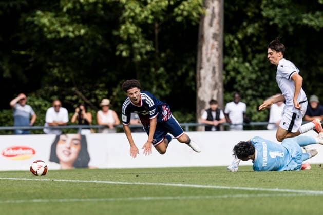 U17, U 17 DFB-Nachwuchsliga: 1. FC Köln vs. SV Sandhausen; 09.08.2026 KÖLN, GERMANY - AUGUST 09: Yassin Tollih (1. FC Köln, 8) im Zweikampf gegen Riccardo Moro (SV Sandhausen, 1) - Elfmeterfoul - während dem 1. Spieltag der Vorrunde Gruppe E - U17 DFB-Nachwuchsliga zwischen 1. FC Köln vs. SV Sandhausen am Geissbockheim Platz 7 am 09. August 2026 in Köln, Deutschland. *** U17 DFB Youth League 1 FC Köln vs. SV Sandhausen August 9, 2026 Cologne, Germany August 9 Yassin Tollih (1 FC Köln), No. 8, in a tackle against Riccardo Moro (SV Sandhausen), 1 penalty foul during Matchday 1 of the preliminary round, Group E, of the U17 DFB Youth League between 1 FC Köln and SV Sandhausen at Geissbockheim Field 7 on August 9, 2026, in Cologne, Germany Copyright: xBEAUTIFULxSPORTS Wunderlx