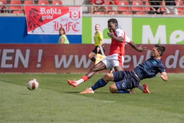 Bocar Baro (HFC, 9), Roman Eppendorfer (CFC, 25), Hallescher FC vs. Chemnitzer FC, Fussball, Regionalliga Nordost, 4. Spieltag, Saison 2026 27, 09.08.2026 Halle Leuna Chemie Stadion ST Deutschland *** Bocar Baro HFC, 9, Roman Eppendorfer CFC, 25, Hallescher FC vs. Chemnitzer FC, Soccer, Northeast Regional League, Matchday 4, 2026–27 Season, August 9, 2026, Halle Leuna Chemie Stadium, ST Deutschland