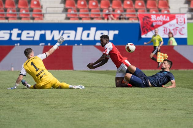Torwart David Richter (CFC, 1), Bocar Baro (HFC, 9), Roman Eppendorfer (CFC, 25), Hallescher FC vs. Chemnitzer FC, Fussball, Regionalliga Nordost, 4. Spieltag, Saison 2026 27, 09.08.2026 Halle Leuna Chemie Stadion ST Deutschland *** Goalkeeper David Richter (CFC), 1, Bocar Baro (HFC), 9, Roman Eppendorfer (CFC), 25, Hallescher FC vs. Chemnitzer FC, Soccer, Northeast Regional League, Matchday 4, 2026–27 Season, August 9, 2026, Halle Leuna Chemie Stadium, ST Deutschland